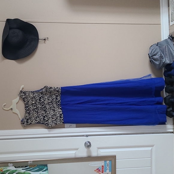 Gown - Picture 4 of 9